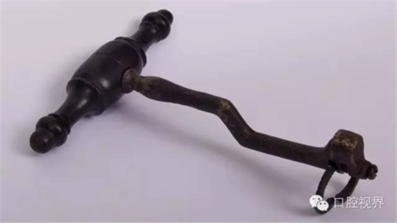 以前牙醫是怎樣虐待人們牙齒的？ 看完了就知道現在看牙多舒適了！