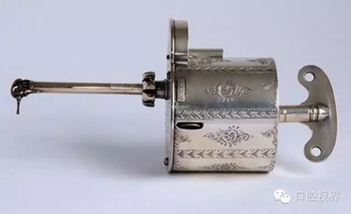 以前牙醫是怎樣虐待人們牙齒的？ 看完了就知道現在看牙多舒適了！